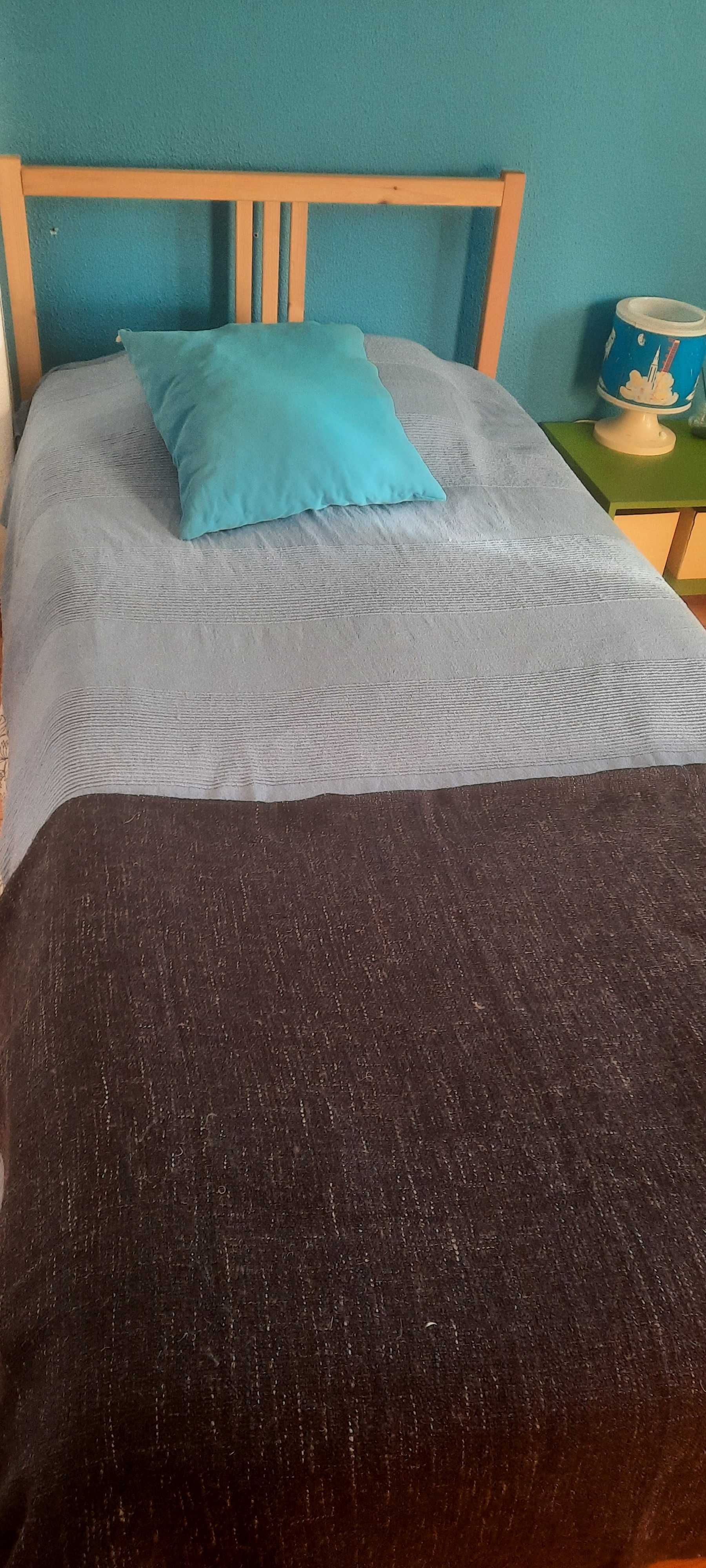 duas camas individuas com colchão edredon e colchas