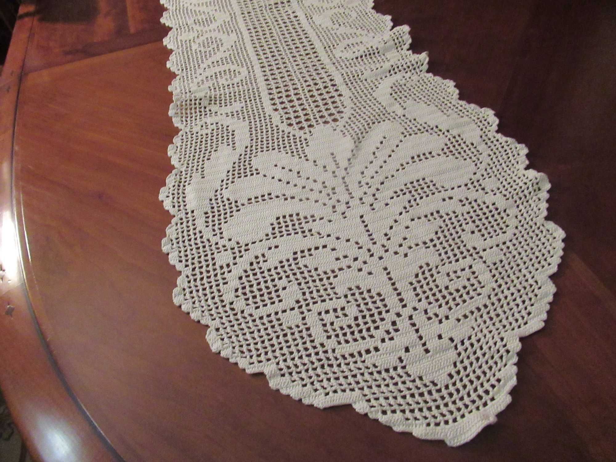 Naperon  /  Caminho de mesa em crochet   (1,77x36,5)