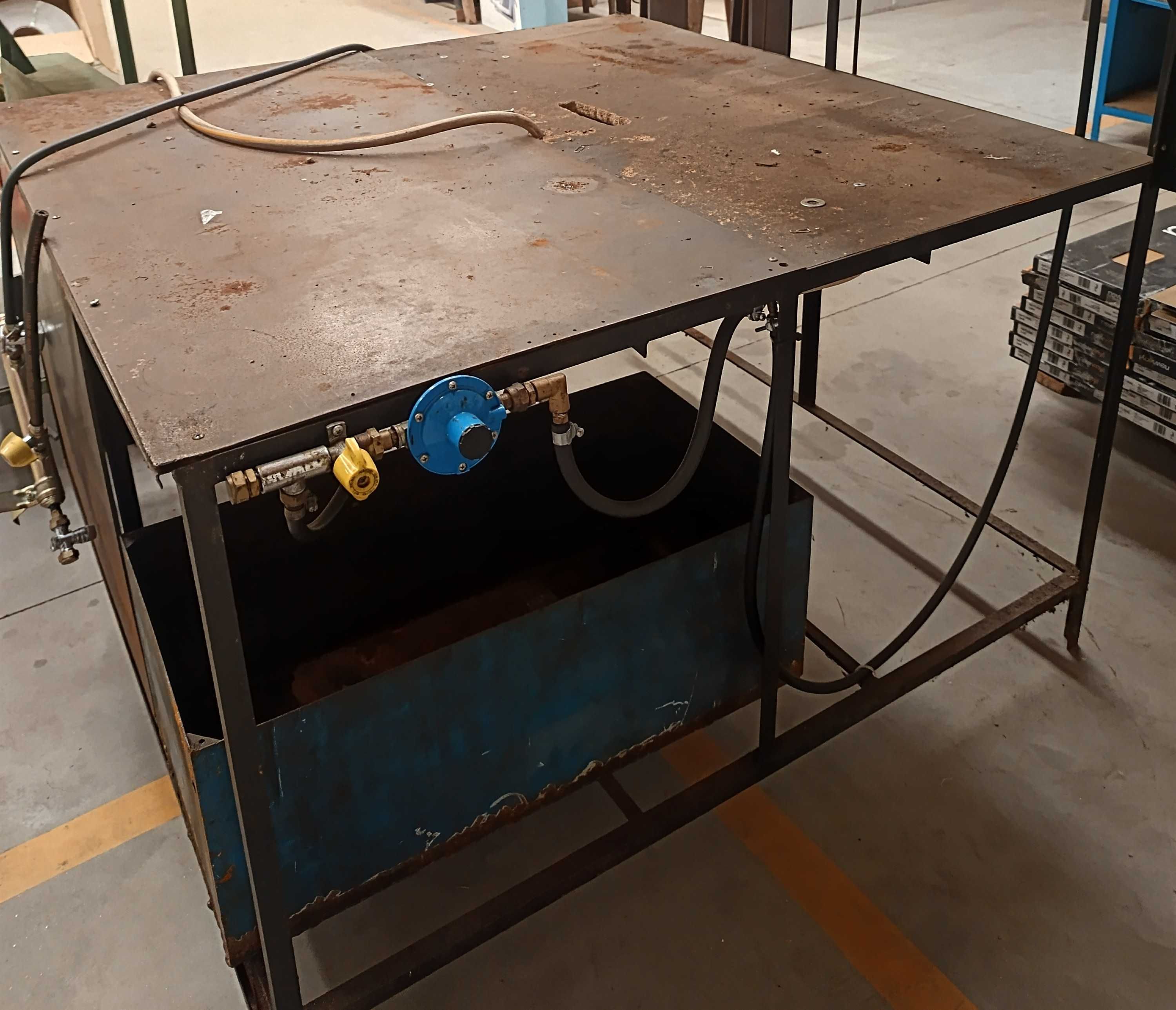 Bancada de trabalho industrial com sistema de aspiração ou filtragem