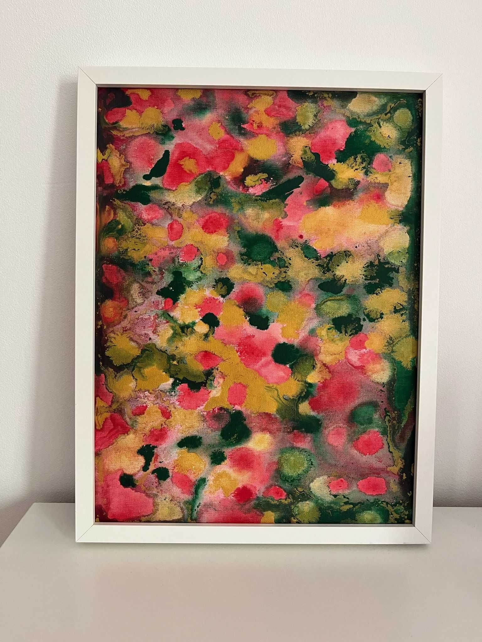 Pintura abstrata em acrílico em tons de rosa, verde e dourado