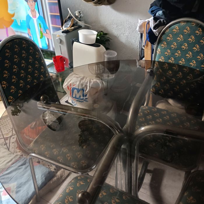 Mesa de vidro com cadeiras de oferta
