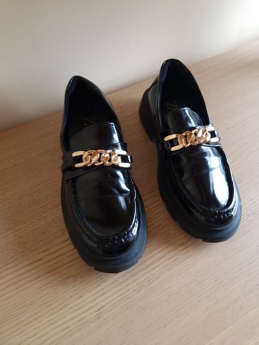 Loafersy lakierowane czarne złote łańcuchy Zara roz. 34