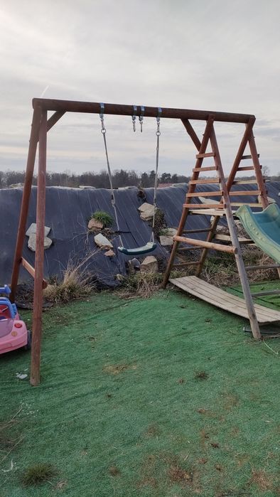 Plac zabaw z huśtawka i zjeżdżalnia