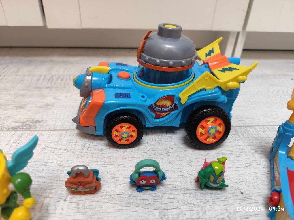 Zestaw super zings things pojazd kazoom racer samochód figurki dodatki