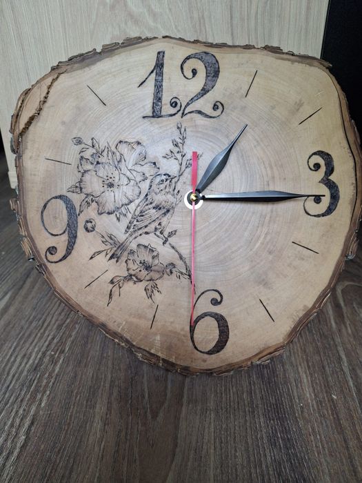 Zegar z plastra drewna ręcznie wypalany
