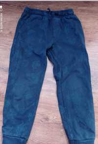 Granatowe spodnie chłopięce
