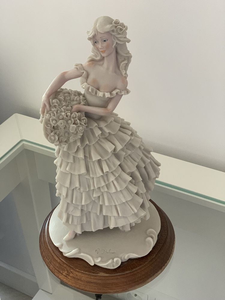 Figurka dama z sukni balowej z kwiatami