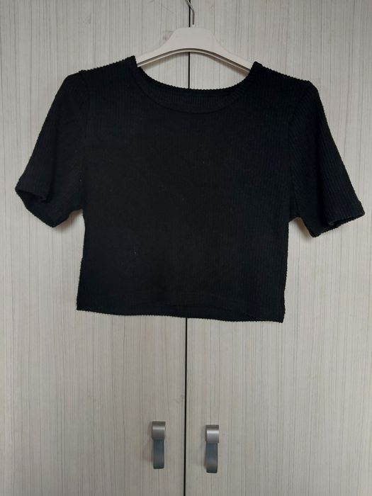 Czarny prążkowany crop top shein