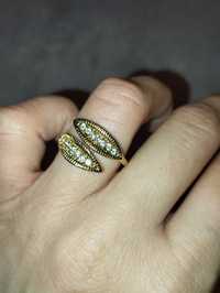Złoty pierścień pierścionek liście listki z cyrkoniami