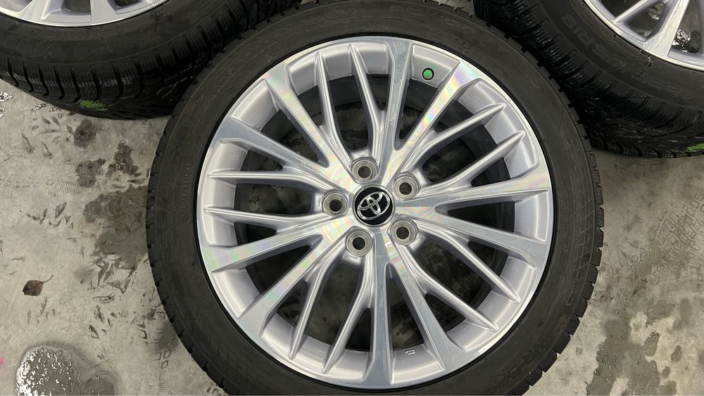 Toyota Camry v70 колеса, оригінальні диски з резиною
