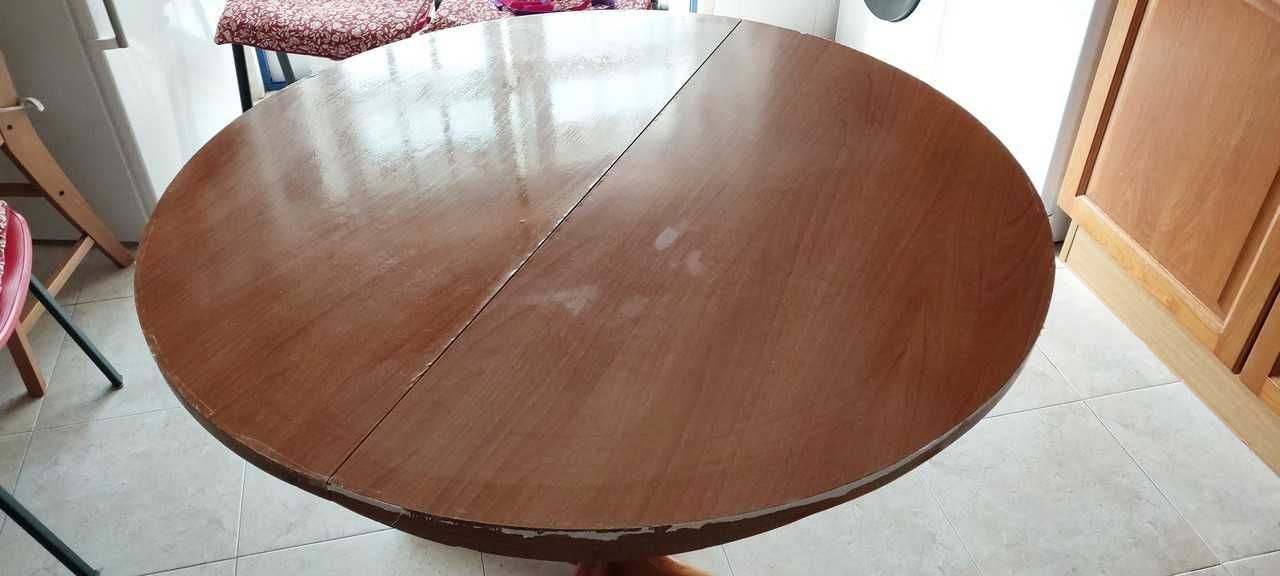 Mesa de jantar redonda extensível.