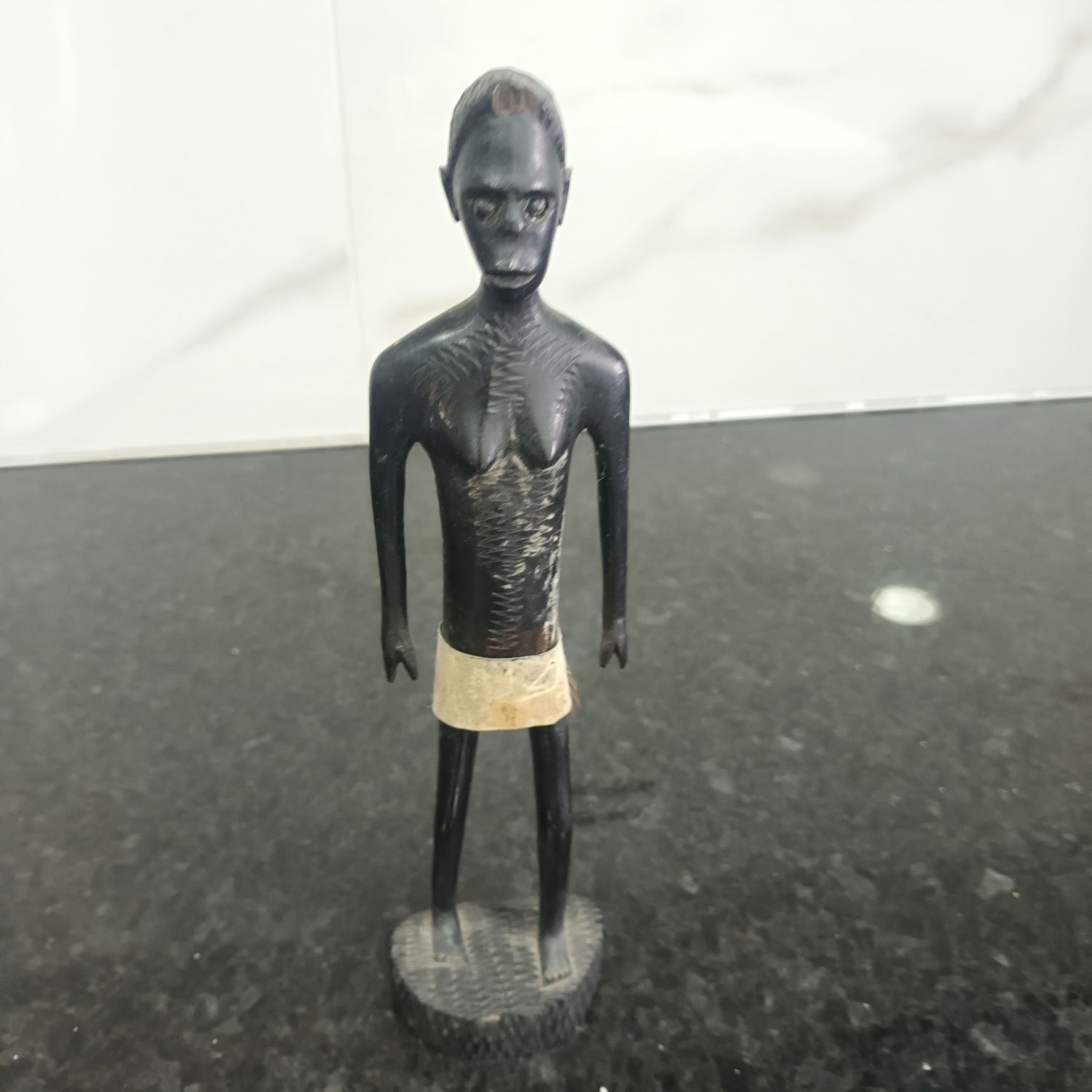 Figura em pau preto