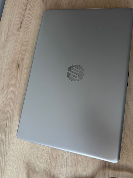 Laptop HP srebrny