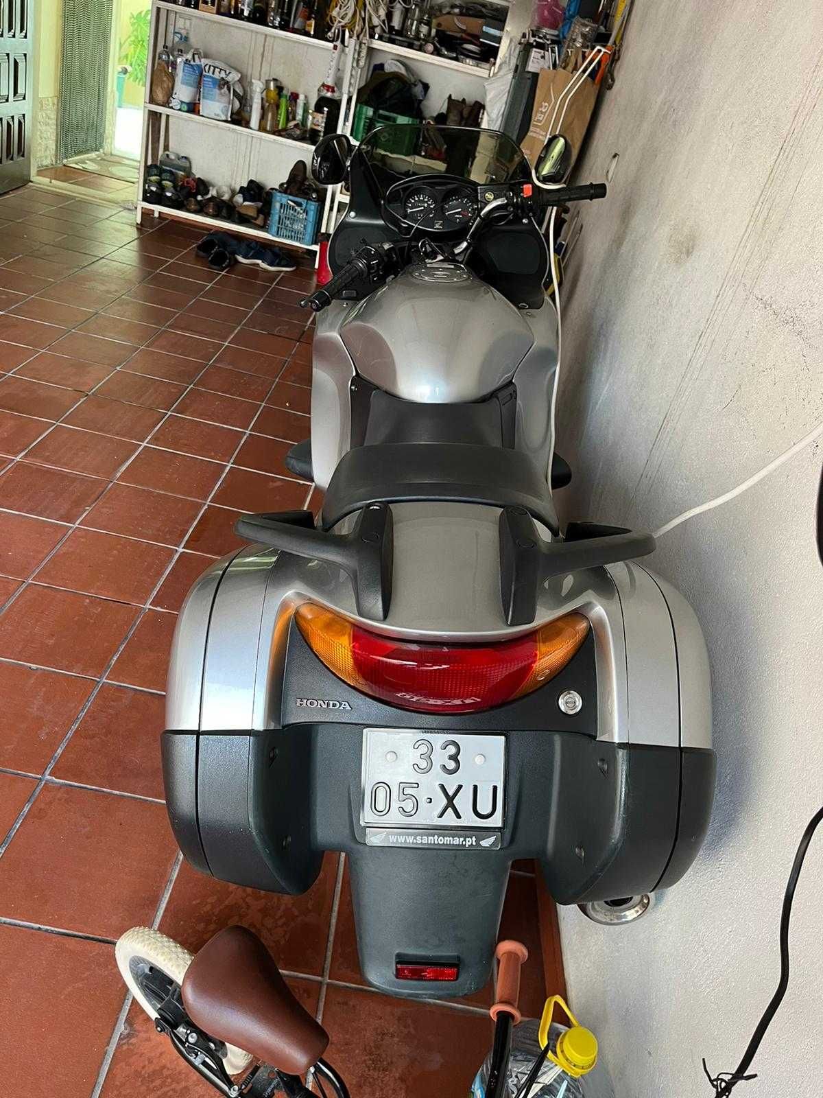 Vende-se mota Honda Deauville 650cc
