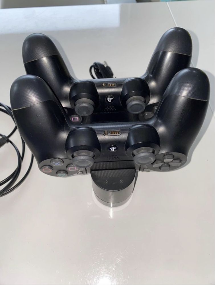 Ps4 slim de 1TB +2 comandos + base de carregador