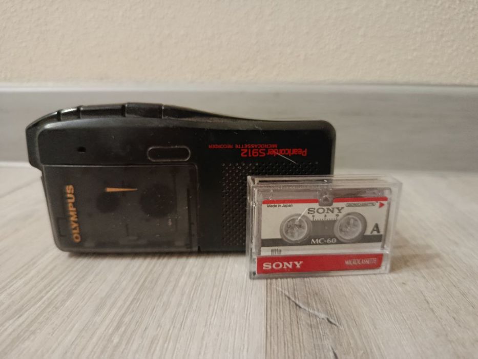 Диктофон касетний, старий (ретро)