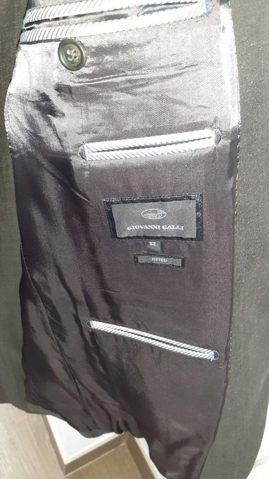 Fato castanho, marca Giovanni Galli.