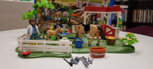 Playmobil Country - Wybieg dla koni z boksem (6147)