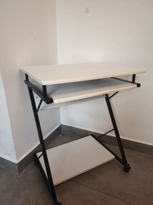 Biurko komputerowe na kółkach