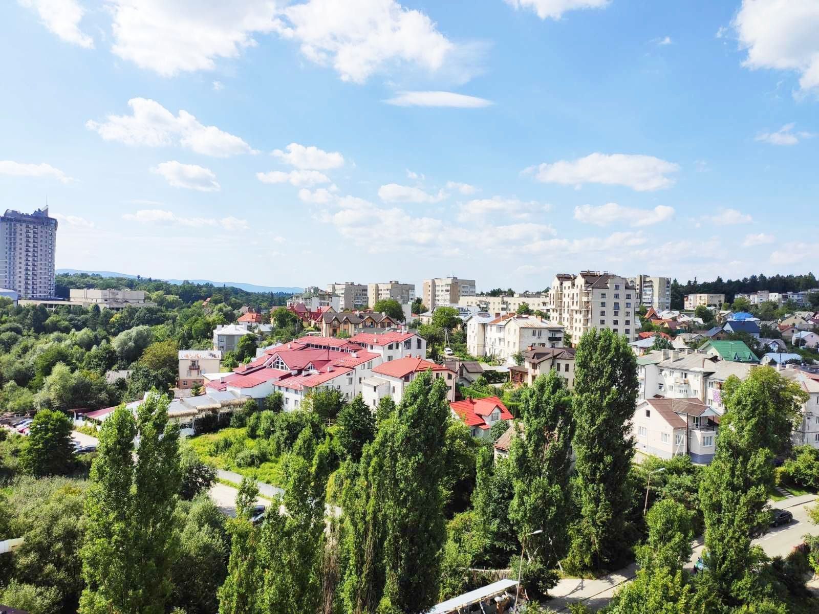 Апартаменти двокімнатні з терасою в центрі.Підземний паркінг. Вільно