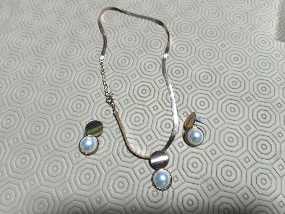 Conjunto colar e brincos pérola Mabe dourado escovado