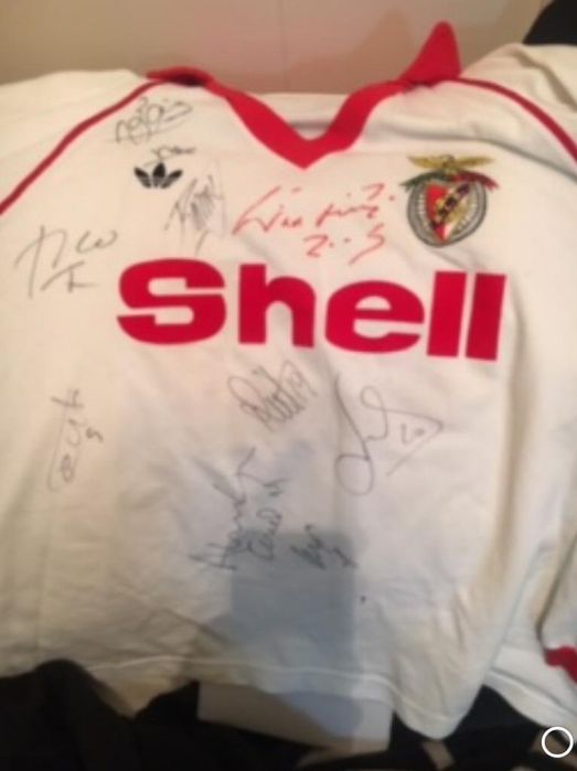 Unica camisola Shell adidas ,assinada Eusebio,Figo,Rui Costa ,Baia,etc