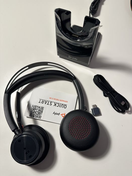 Poly Voyager Focus 2 UC  (nowe z metką) + stacja ładująca + pokrowiec