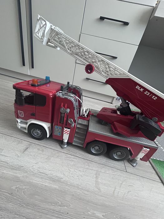 Величезна пожежна машина Bruder Scania R-series 56см