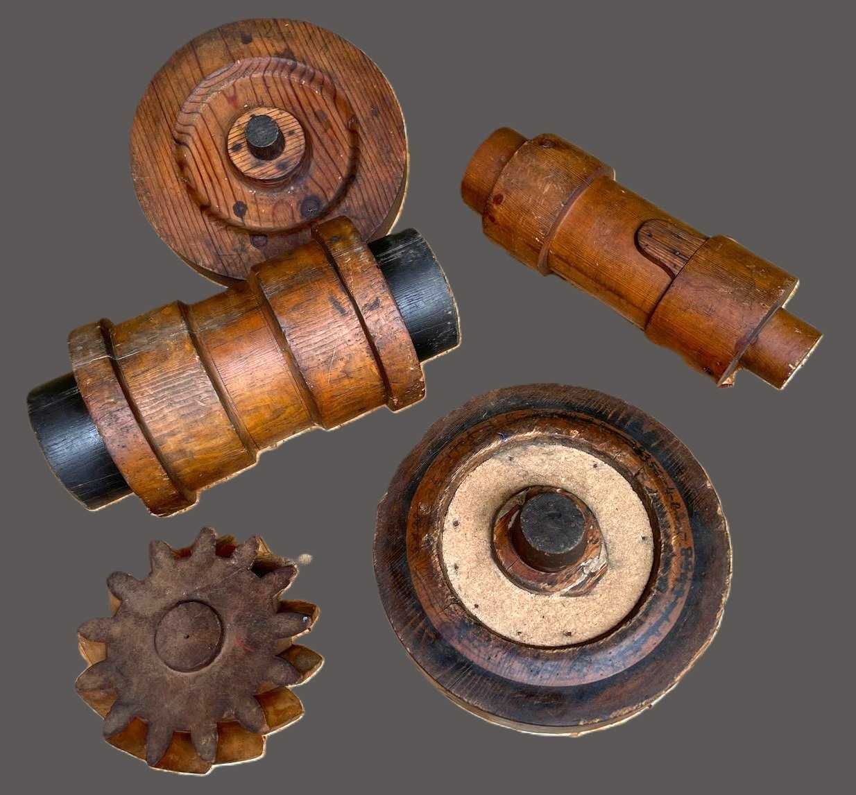 Moldes antigos em madeira
