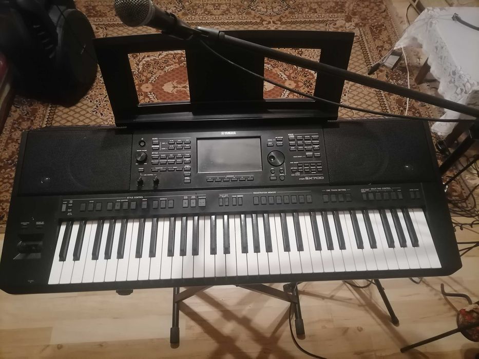 sprzet grajacy koncertowy, keyboard, glosniki , mikrofon, wzmacniacz