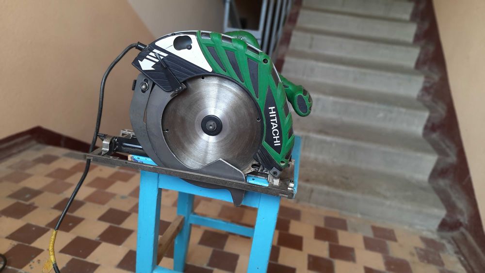 Ручна циркулярна дискова пилка Hitachi C9U2