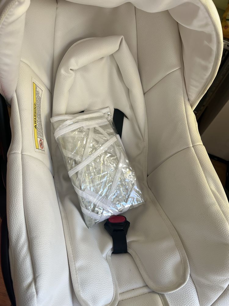 Vendo carrinho de bebe 3 em 1 como novo tem uso de 1 mes
