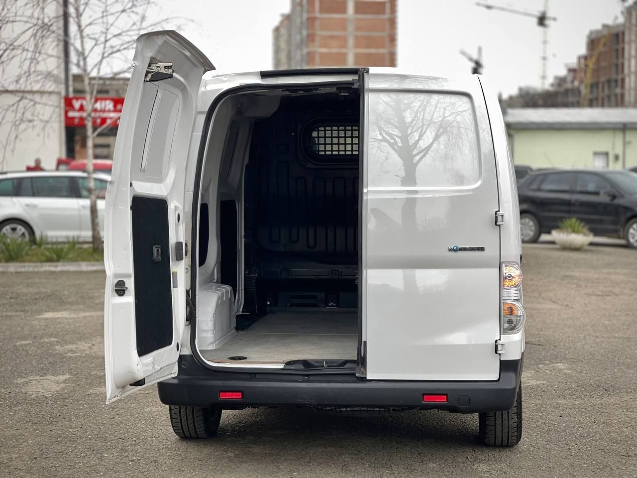 Комерційний Nissan env200