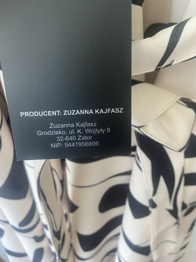 Nowa sukienka z kieszeniami po bokach