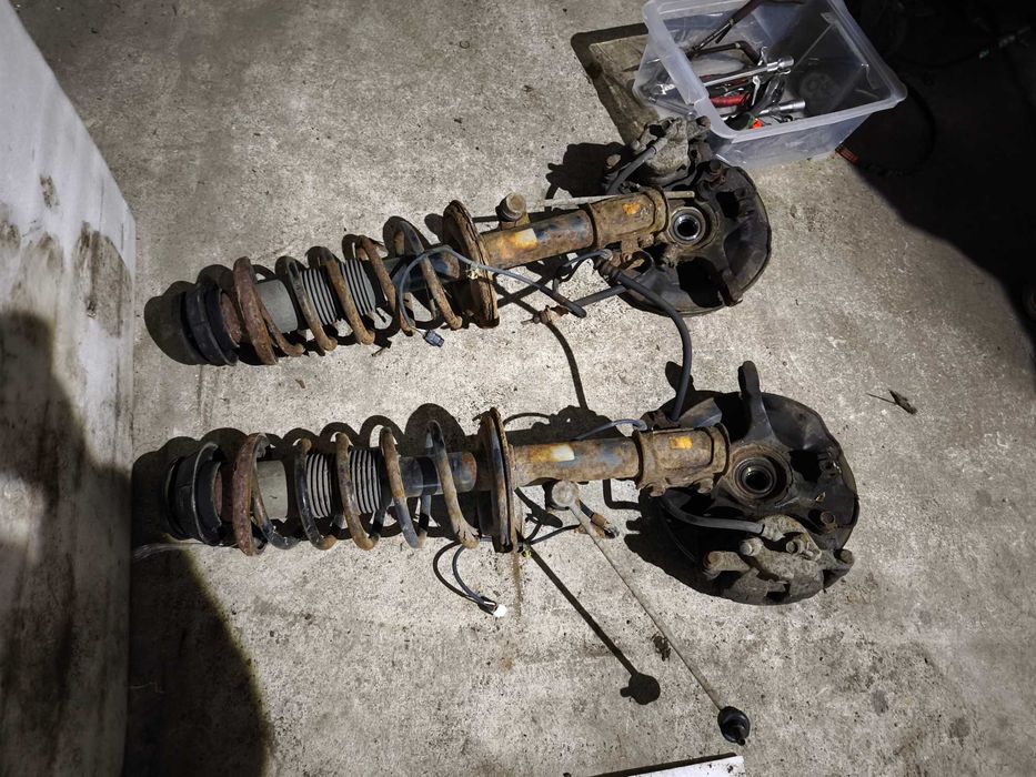 ZWROTNICA MCPHERSON PIASTA prawa lewa zacisk  Suzuki Swift MK6 1.3