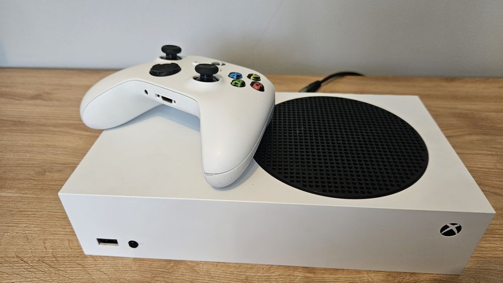 Konsala Xbox series S+stacja ładująca