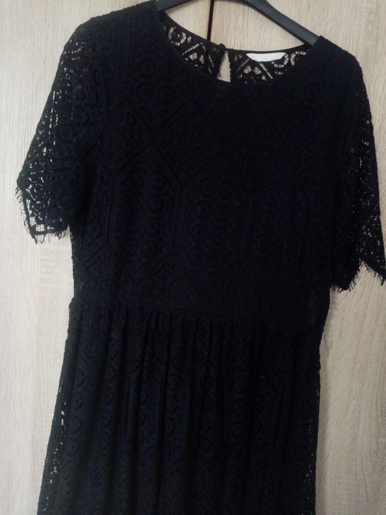 Czarna koronkowa sukienka midi 38