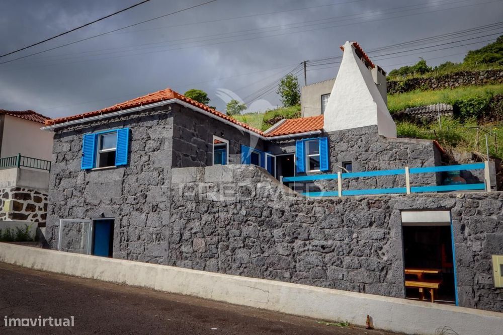 Moradia T3 de Dois Pisos com Espaço Exterior de Convívio – Urzelina...