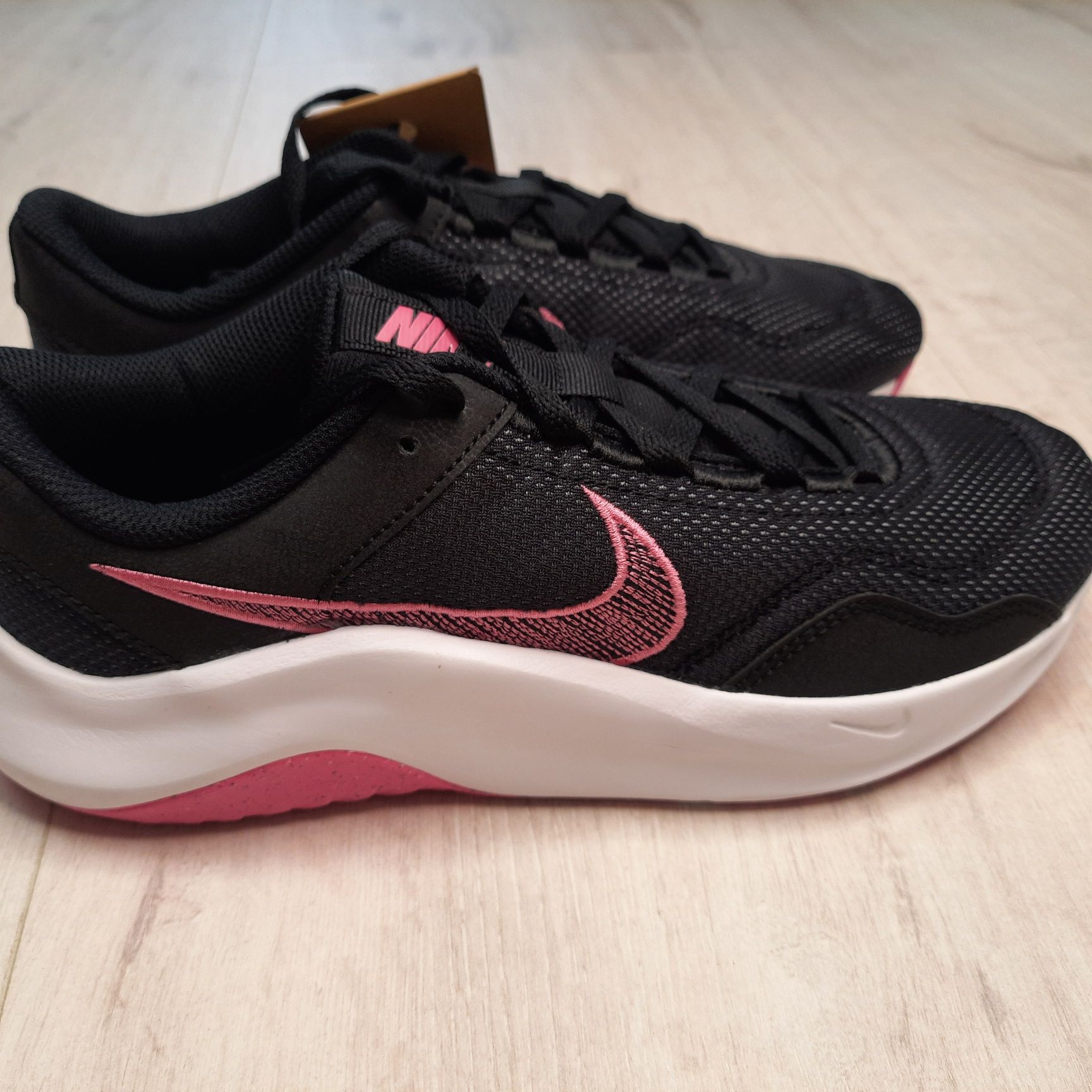 Кросівки для тренувань жіночі NIKE LEGEND ESSENTIAL 3 DM1119-002