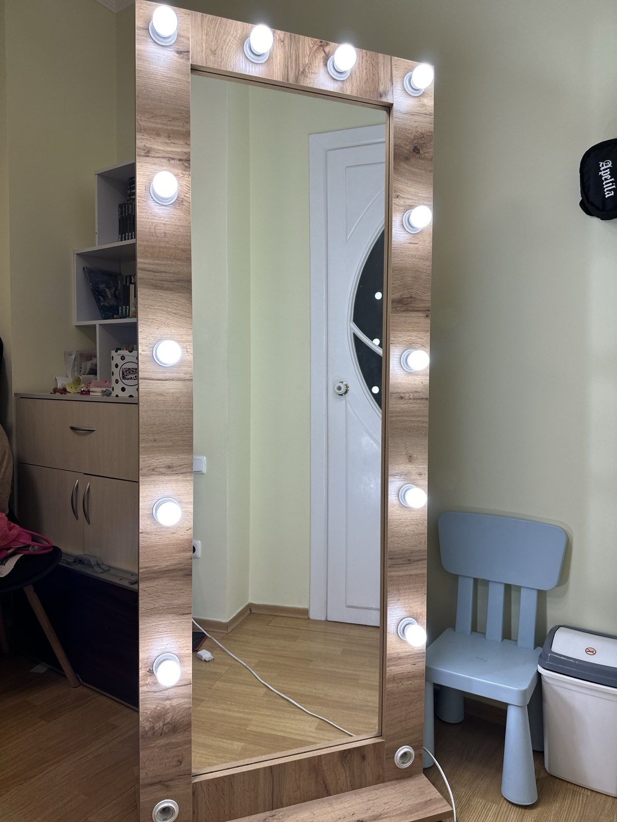 Новое зеркало с лампами на колесиках для салона красоты