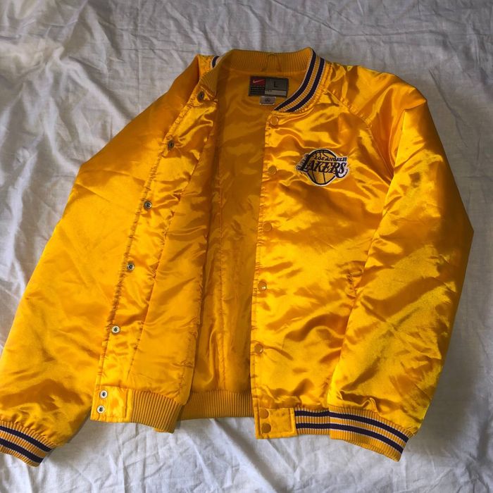 Бомбер-курточка Nike 600 грн