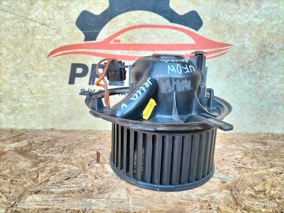 VW Jetta V A5 2005-2010 Golf V моторчик вентилятор печки 1K1820015J