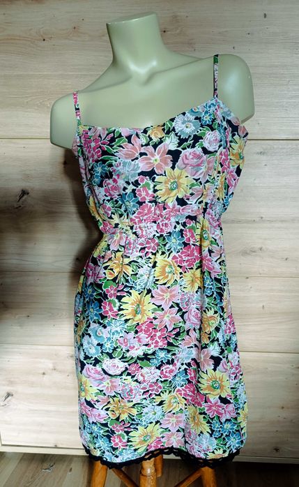 Kwiecista sukienka na ramiączkach