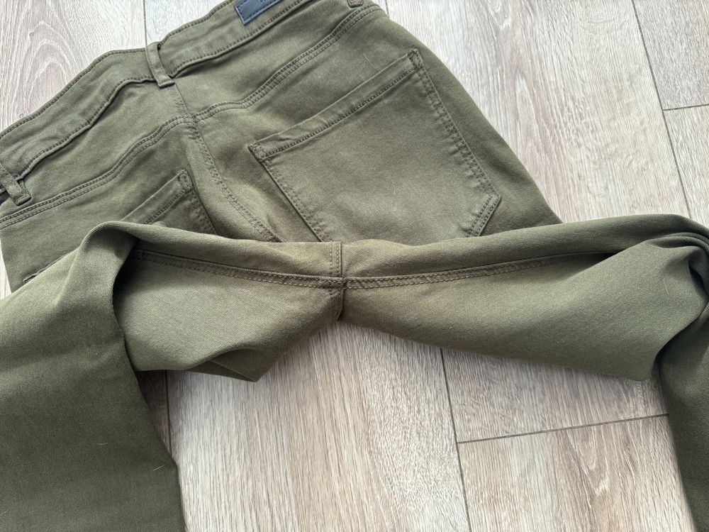 Spodnie z wysokim stanem khaki M
