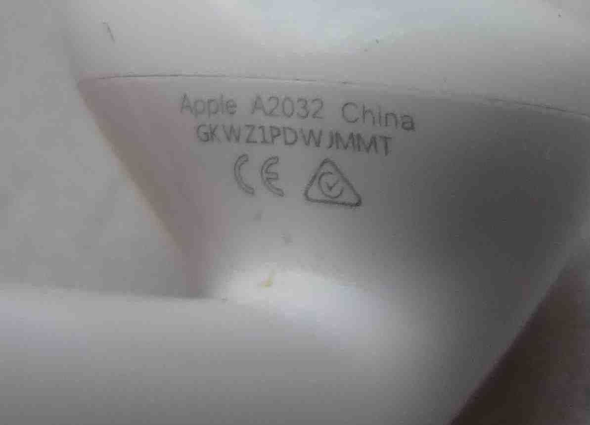 Наушники AirPods A2032 футляр A1938