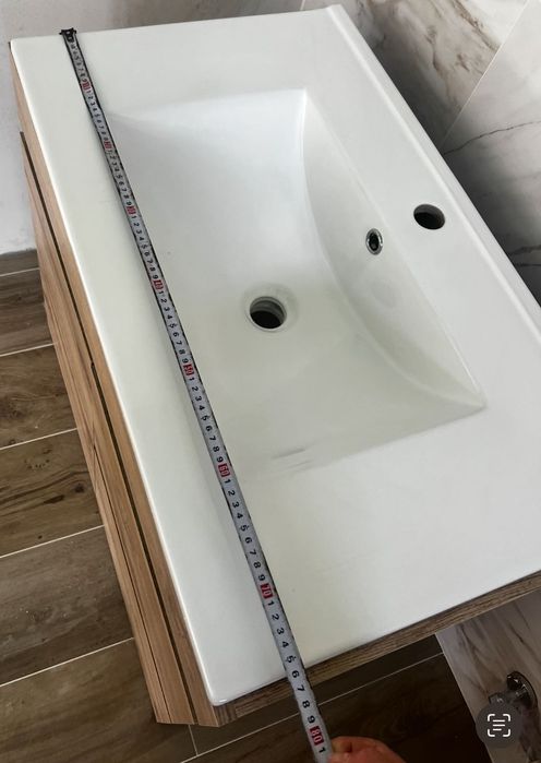 1 móvel casa de banho, com dois lavatórios