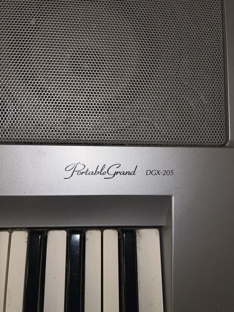 Teclado Yamaha DGX-205 – 76 Teclas Sensíveis ao Toque (Montijo)