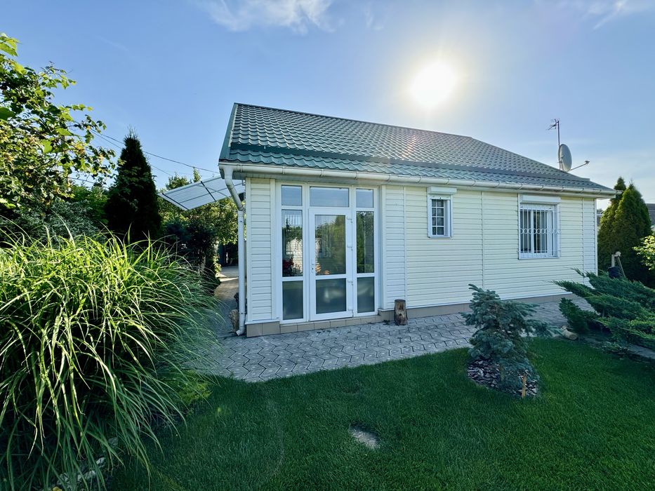 Заміський будинок біля лісу і озера