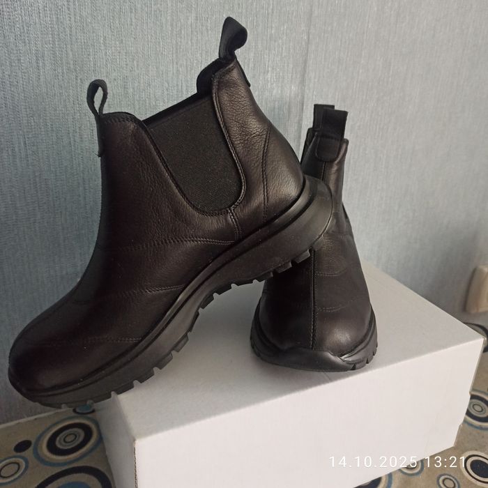 Продам женские ботинки