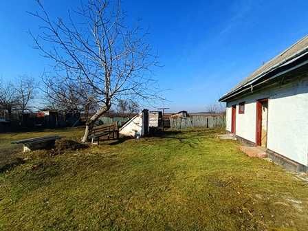 Будинок в центрі с. Лукашівка.